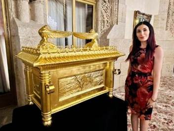 r/esist - Donald Trump has a replica of the Arc of the Covenant at his home in Mar-a-Lago